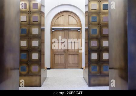 Colonia, Germania 09 giugno 2024: Il nuovo columbarium con le camere di urna non ancora occupate nella vecchia sala lutto del cimitero dei melateni Foto Stock