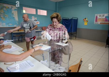 Atene, Grecia. 9 giugno 2024. Un votante lancia il suo voto in un posto elettorale. Gli elettori di 27 paesi dell'Unione europea si recano alle urne tra il 6 e il 9 giugno per eleggere i membri del Parlamento europeo. Crediti: Dimitris Aspiotis/Alamy Live News Foto Stock