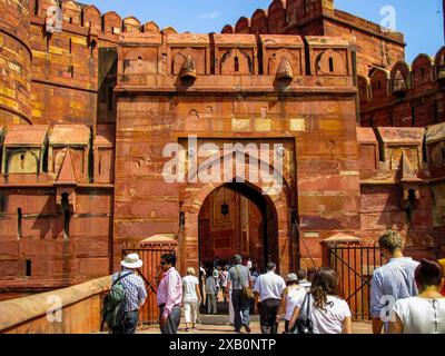 Agra, India - 29 ottobre 2013: Un gruppo di turisti cammina attraverso il grande ingresso del forte di Agra in India. Foto Stock