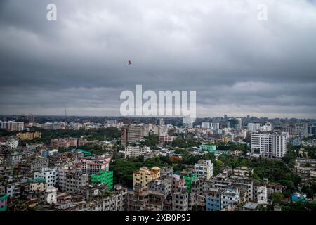 Vista aerea della zona di Korail Slum e Gulshan-Banani di Dacca sotto un cielo nuvoloso. Bangladesh. Foto Stock