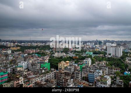 Vista aerea della zona di Korail Slum e Gulshan-Banani di Dacca sotto un cielo nuvoloso. Bangladesh. Foto Stock