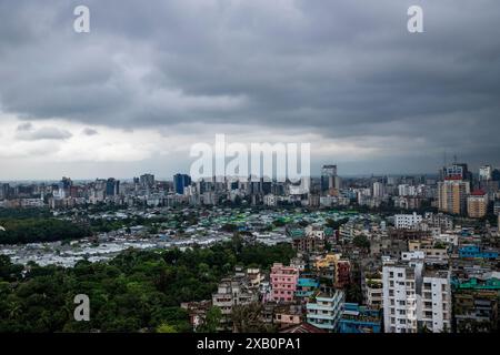 Vista aerea della zona di Korail Slum e Gulshan-Banani di Dacca sotto un cielo nuvoloso. Bangladesh. Foto Stock