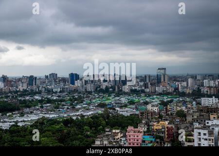 Vista aerea della zona di Korail Slum e Gulshan-Banani di Dacca sotto un cielo nuvoloso. Bangladesh. Foto Stock