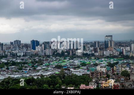 Vista aerea della zona di Korail Slum e Gulshan-Banani di Dacca sotto un cielo nuvoloso. Bangladesh. Foto Stock