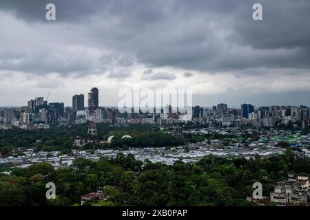 Vista aerea della zona di Korail Slum e Gulshan-Banani di Dacca sotto un cielo nuvoloso. Bangladesh. Foto Stock