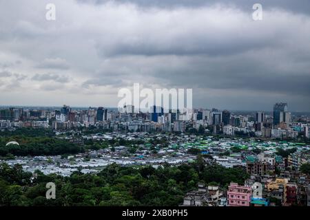 Vista aerea della zona di Korail Slum e Gulshan-Banani di Dacca sotto un cielo nuvoloso. Bangladesh. Foto Stock