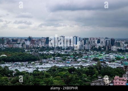 Vista aerea della zona di Korail Slum e Gulshan-Banani di Dacca sotto un cielo nuvoloso. Bangladesh. Foto Stock