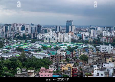 Vista aerea della zona di Korail Slum e Gulshan-Banani di Dacca sotto un cielo nuvoloso. Bangladesh. Foto Stock