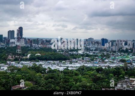 Vista aerea della zona di Korail Slum e Gulshan-Banani di Dacca sotto un cielo nuvoloso. Bangladesh. Foto Stock