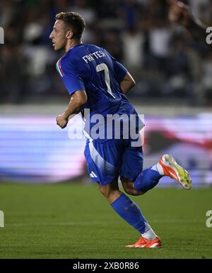 Empoli, Italia. 9 giugno 2024. L'italiano Davide Frattesi celebra il suo gol in un'amichevole tra Italia e Bosnia-Erzegovina a Empoli, Italia, 9 giugno 2024. Crediti: Alberto Lingria/Xinhua/Alamy Live News Foto Stock