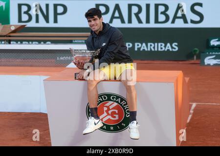 Parigi, Francia. 9 giugno 2024. Vincitore Carlos Alcaraz di Spagna durante la cerimonia del podio della finale maschile il giorno 15 dell'Open di Francia 2024, Roland-Garros 2024, torneo di tennis del grande Slam il 9 giugno 2024 allo stadio Roland-Garros di Parigi, Francia - foto Jean Catuffe/DPPI credito: DPPI Media/Alamy Live News Foto Stock