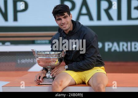 Parigi, Francia. 9 giugno 2024. Vincitore Carlos Alcaraz di Spagna durante la cerimonia del podio della finale maschile il giorno 15 dell'Open di Francia 2024, Roland-Garros 2024, torneo di tennis del grande Slam il 9 giugno 2024 allo stadio Roland-Garros di Parigi, Francia - foto Jean Catuffe/DPPI credito: DPPI Media/Alamy Live News Foto Stock