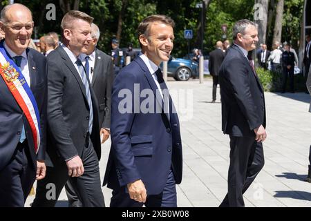 Le Touquet. 9 giugno 2024. Il presidente francese Emmanuel Macron (2° R) saluta i residenti al di fuori di un seggio elettorale al suo arrivo per votare per le elezioni del Parlamento europeo a le Touquet, in Francia, il 9 giugno 2024. Macron ha annunciato lo scioglimento dell'Assemblea nazionale e ha indetto nuove elezioni legislative domenica sera dopo che il suo partito rinascimentale ha subito una pesante sconfitta alle elezioni del Parlamento europeo (EP), secondo una trasmissione in diretta dei media locali BFMTV. Crediti: Frank Boham/Xinhua/Alamy Live News Foto Stock