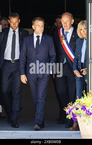 Le Touquet, elezioni del Parlamento europeo a le Touquet. 9 giugno 2024. Il presidente francese Emmanuel Macron (2° L, davanti) esce da un seggio elettorale dopo aver votato per le elezioni del Parlamento europeo a le Touquet, in Francia, il 9 giugno 2024. Macron ha annunciato lo scioglimento dell'Assemblea nazionale e ha indetto nuove elezioni legislative domenica sera dopo che il suo partito rinascimentale ha subito una pesante sconfitta alle elezioni del Parlamento europeo (EP), secondo una trasmissione in diretta dei media locali BFMTV. Crediti: Frank Boham/Xinhua/Alamy Live News Foto Stock