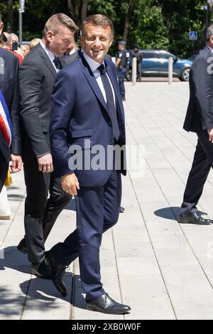 Le Touquet. 9 giugno 2024. Il presidente francese Emmanuel Macron (davanti) saluta i residenti fuori da un seggio elettorale al suo arrivo per votare per le elezioni del Parlamento europeo a le Touquet, in Francia, il 9 giugno 2024. Macron ha annunciato lo scioglimento dell'Assemblea nazionale e ha indetto nuove elezioni legislative domenica sera dopo che il suo partito rinascimentale ha subito una pesante sconfitta alle elezioni del Parlamento europeo (EP), secondo una trasmissione in diretta dei media locali BFMTV. Crediti: Frank Boham/Xinhua/Alamy Live News Foto Stock