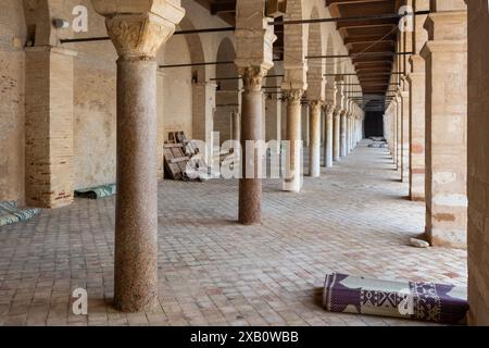 Corridoio con colonnato ad arco nella Moschea di Uqba a Kairouan Foto Stock