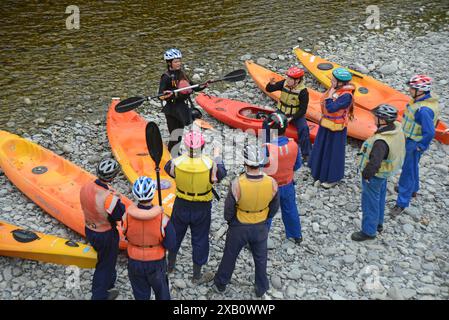 HAUPIRI, NUOVA ZELANDA, 19 MAGGIO 2024: Un istruttore di kayak dimostra la tecnica per un gruppo di giovani sul fiume Haupiri, nuova Zelanda Foto Stock