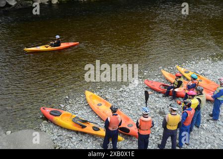 HAUPIRI, NUOVA ZELANDA, 19 MAGGIO 2024: Un istruttore di kayak dimostra la tecnica per un gruppo di giovani sul fiume Haupiri, nuova Zelanda Foto Stock