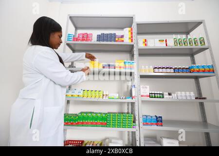 Farmacista accanto a uno scaffale di medicina lencois, bahia, brasile - 26 maggio 2024: Farmacista è visto accanto a uno scaffale di farmaci in una farmacia in un centro medico nella città di Lencois. LENCOIS BAHIA BRASILE Copyright: XJoaxSouzax 260524JOA278 Foto Stock