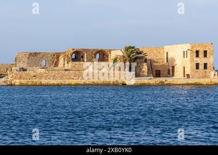 Europa, Grecia, Creta, porto di Chania, città vecchia. Vista del Bastione veneziano di San Nicolo lungo le mura del porto. Foto Stock