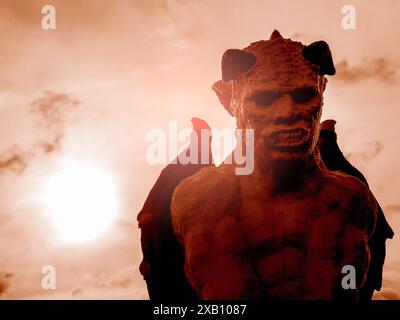 Figura dell'Angelo della morte, faccia spaventosa e seria della statua del diavolo con corno e ali, sfondo del cielo rosso con spazio di copia. Decorazione della statua di gargoyle per Foto Stock