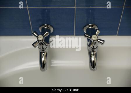 bagno retrò con rubinetti d'acqua Foto Stock