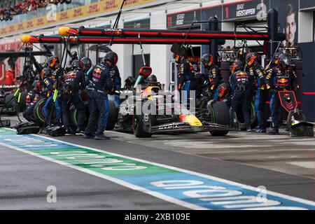 Montreal, Canada. 9 giugno 2024. Il team di pit crew della Red Bull Racing lavora sulla vettura del pilota olandese Max Verstappen durante la gara del Gran Premio di Formula 1 del Canada 2024 sul circuito Gilles-Villeneuve di Montreal, Canada, 9 giugno 2024. Crediti: Qian Jun/Xinhua/Alamy Live News Foto Stock