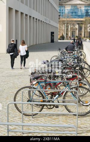 Biciclette parcheggiate e passanti sulla passeggiata Humboldt presso l'Humboldt Forum sulle rive della Sprea a Berlino Foto Stock