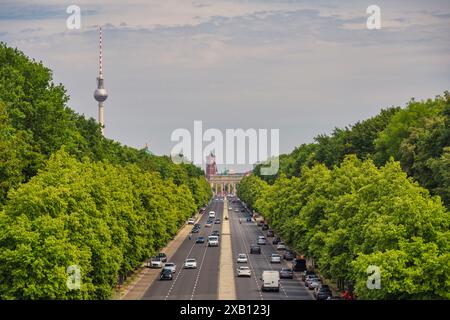 Berlino Germania, vista ad alto angolo dello skyline della città alla porta di Brandeburgo e al Tier Garden Foto Stock