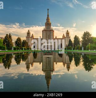 Mosca, Russia, tramonto sullo skyline della città presso l'Università statale di Mosca Lomonosov Foto Stock