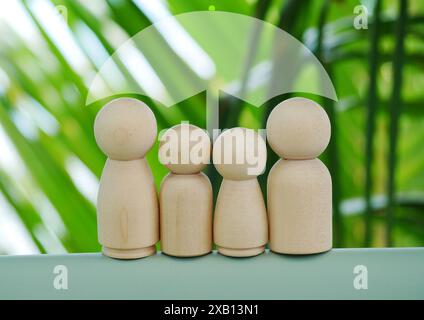 Ombrelli in miniatura e modelli di famiglia bambola in legno, protezione di sicurezza e assicurazione sanitaria. Concetto di pianificazione familiare, protezione, servizi sanitari d Foto Stock