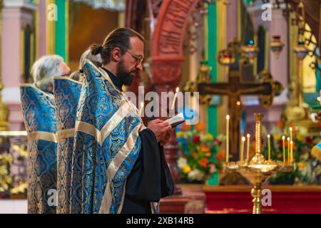 Cerimonia divina della Liturgia nella Chiesa ortodossa dello Spirito Santo a Vilnius, Lituania Foto Stock