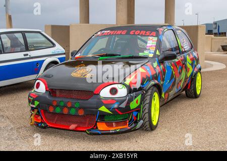 "Flaming corsa", personalizzato, Vauxhall multicolore, parcheggiata sul lungomare di Cleveleys, design speciale UK classico con testa a pistone Foto Stock