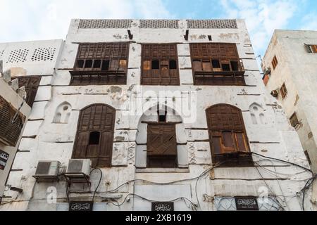 Jeddah, Arabia Saudita - 12 dicembre 2022: Una facciata intemprata di un edificio tradizionale nel distretto di al-Balad. Foto Stock