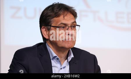 Dr. Peter Liese CDU, Podiumsdiskussion in der Clara-Schumann-Gesamtschule. Europawahlkampf im Siegerland AM 22.05.2024 a Kreuztal/Deutschland. *** Dr. Peter Liese CDU , discussione di gruppo alla campagna elettorale europea della scuola globale Clara Schumann in Siegerland il 22 05 2024 a Kreuztal Germania Foto Stock