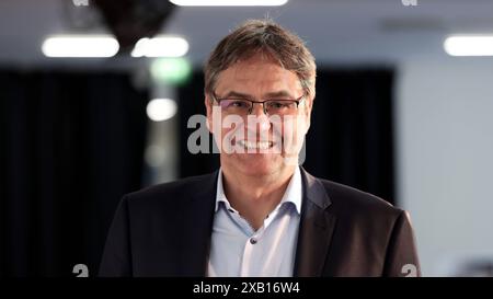 Dr. Peter Liese CDU, Podiumsdiskussion in der Clara-Schumann-Gesamtschule. Europawahlkampf im Siegerland AM 22.05.2024 a Kreuztal/Deutschland. *** Dr. Peter Liese CDU , discussione di gruppo alla campagna elettorale europea della scuola globale Clara Schumann in Siegerland il 22 05 2024 a Kreuztal Germania Foto Stock