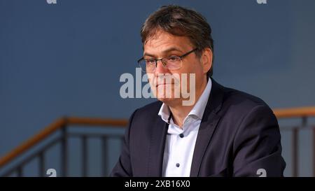 Dr. Peter Liese CDU, Podiumsdiskussion in der Clara-Schumann-Gesamtschule. Europawahlkampf im Siegerland AM 22.05.2024 a Kreuztal/Deutschland. *** Dr. Peter Liese CDU , discussione di gruppo alla campagna elettorale europea della scuola globale Clara Schumann in Siegerland il 22 05 2024 a Kreuztal Germania Foto Stock