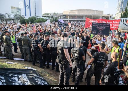 Tel Aviv, Israele. 8 giugno 2024. Gli agenti di polizia israeliani disperdono i manifestanti durante la manifestazione. Gli attivisti israeliani per la pace arabi ed ebrei si sono riuniti per una protesta congiunta contro Israele - la guerra di Hamas a Gaza, chiedendo un cessate il fuoco e un accordo con gli ostaggi il giorno dell'operazione di salvataggio degli ostaggi dell'IDF a Nuseirat. Credito: SOPA Images Limited/Alamy Live News Foto Stock