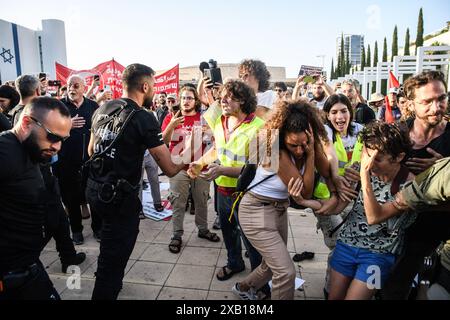 Tel Aviv, Israele. 8 giugno 2024. Gli agenti di polizia israeliani disperdono i manifestanti durante la manifestazione. Gli attivisti israeliani per la pace arabi ed ebrei si sono riuniti per una protesta congiunta contro Israele - la guerra di Hamas a Gaza, chiedendo un cessate il fuoco e un accordo con gli ostaggi il giorno dell'operazione di salvataggio degli ostaggi dell'IDF a Nuseirat. Credito: SOPA Images Limited/Alamy Live News Foto Stock