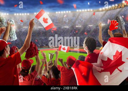 Tifoso del Canada nello stadio. Tifosi canadesi che giocano a calcio o hockey sul campo e che guardano le partite della squadra. Gruppo di tifosi con bandiera e maglia nazionale Foto Stock