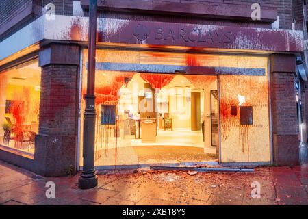 Stockport, Regno Unito. 10 GIU, 2024. Il gruppo di azione diretta si rivolge alla filiale di Stockport della Barclays Bank in Bridge Street. Il gruppo di azione diretta ha preso di mira altre filiali nelle ultime settimane e in questa occasione ha rotto le finestre e spruzzato l'edificio con vernice rossa. Credito Milo Chandler/Alamy Live News Foto Stock