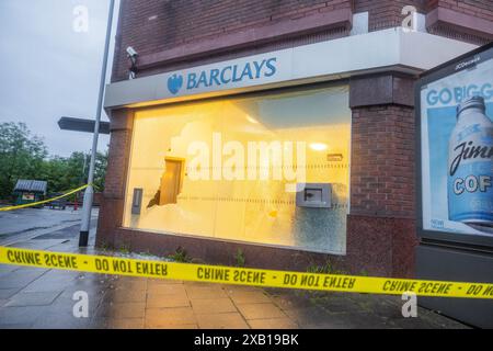 Stockport, Regno Unito. 10 GIU, 2024. Il gruppo di azione diretta si rivolge alla filiale di Stockport della Barclays Bank in Bridge Street. Il gruppo di azione diretta ha preso di mira altre filiali nelle ultime settimane e in questa occasione ha rotto le finestre e spruzzato l'edificio con vernice rossa. Credito Milo Chandler/Alamy Live News Foto Stock