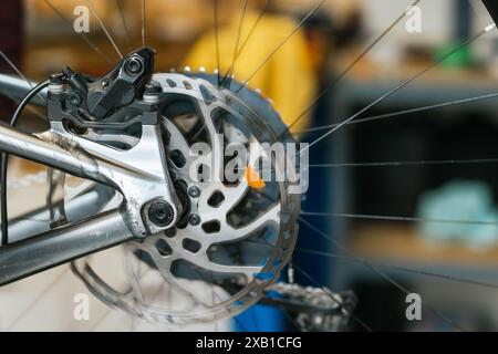 Immagine dettagliata del freno a disco di una mountain bike che gira. Foto Stock