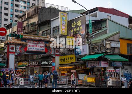 Taipei, Taiwan - 12 ottobre 2023: Mercato notturno di Raohe Street Foto Stock