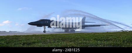 Un B-1B Lancer della U.S. Air Force assegnato al 37th Expeditionary Bomb Squadron taxis attraverso una stazione di bagno per uccelli per prevenire gli effetti corrosivi causati da Foto Stock