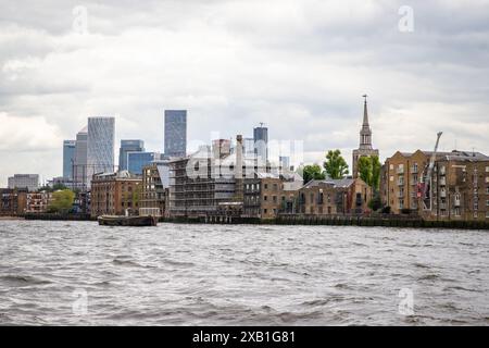 Vista di Rotherhithe, la chiesa Mayflower e Canary Wharf dal Tamigi Foto Stock