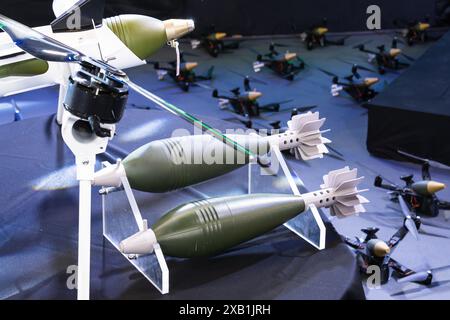 Droni militari armati di bombe Foto Stock