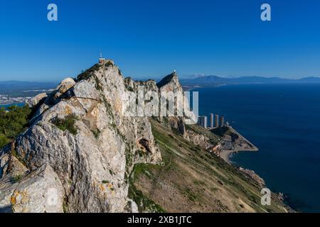 Una vista panoramica della leggendaria Rocca di Gibilterra e della sua riserva naturale di Upper Rock Foto Stock