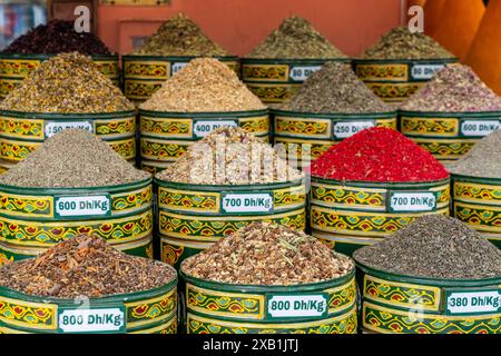 Una vista ravvicinata di botti piene di miscele esotiche per tisane nel mercato della vecchia medina nel centro di Marrakech Foto Stock