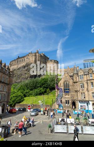 Castello di Edimburgo visto dal Grassmarket nella città vecchia di Edimburgo. Foto Stock